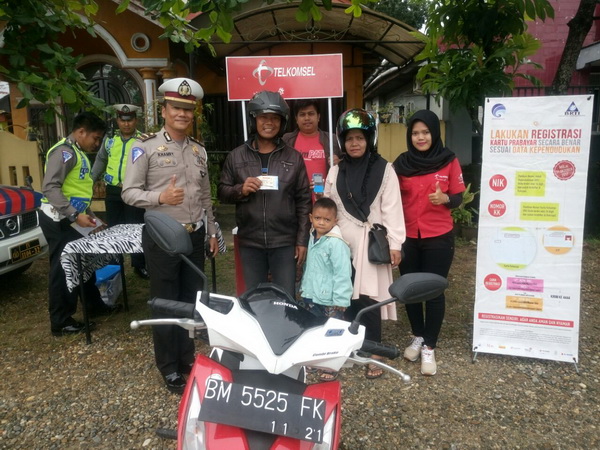 Polres Kampar Bagi Pulsa Pada Pengendara